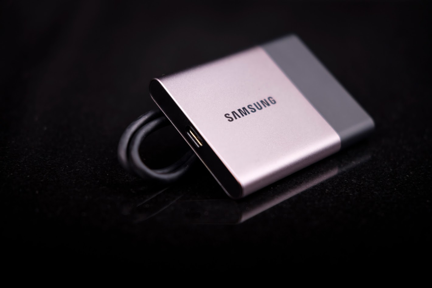 Samsung Portable SSD T3 - Lesertest Nils W. Schwarzer Hintergrund
