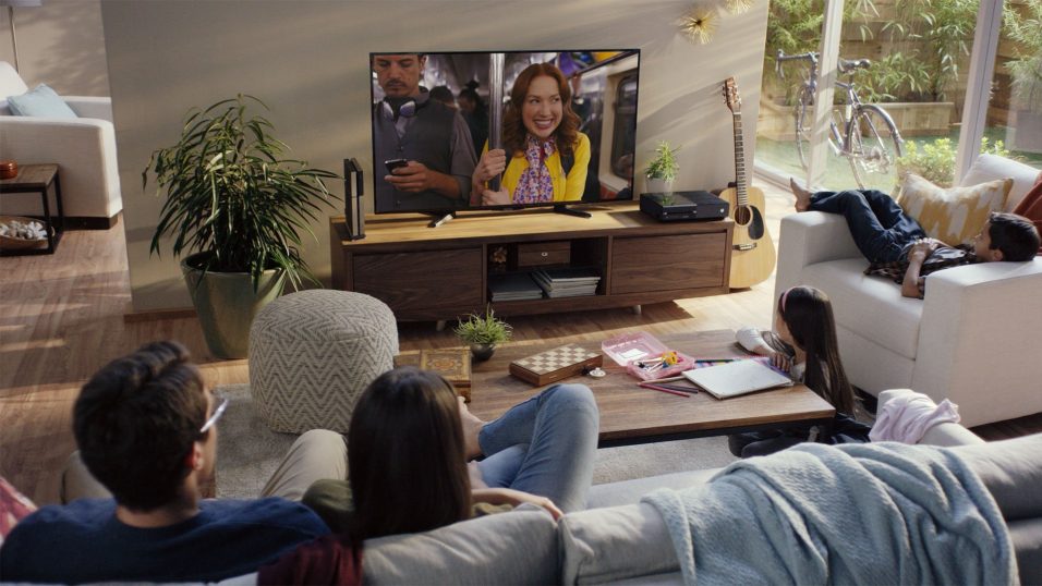 Netflix Serie läuft auf einem TV im Wohnzimmer