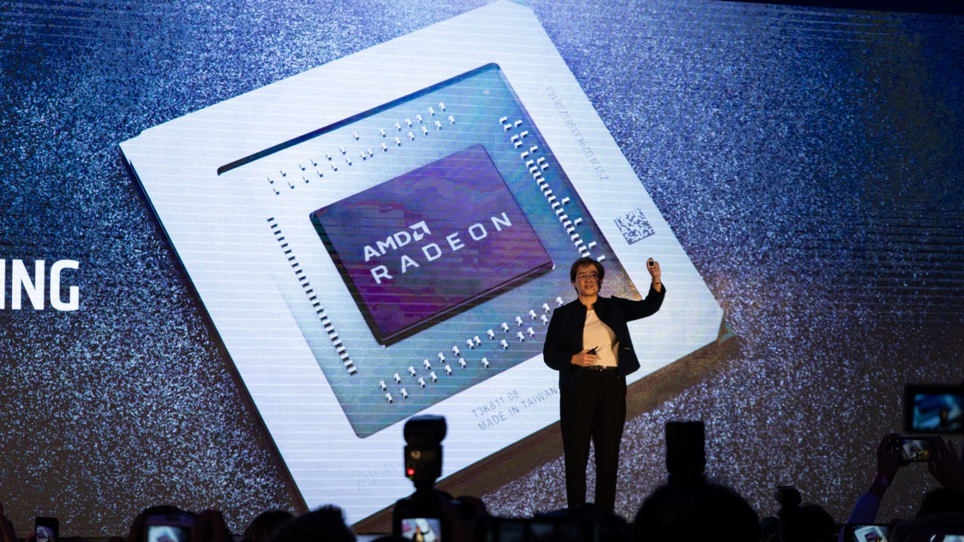 AMD CEO Dr. Lisa Su zeigt den Chip der neuen AMD Radeon RX 5000 Grafikkarten.