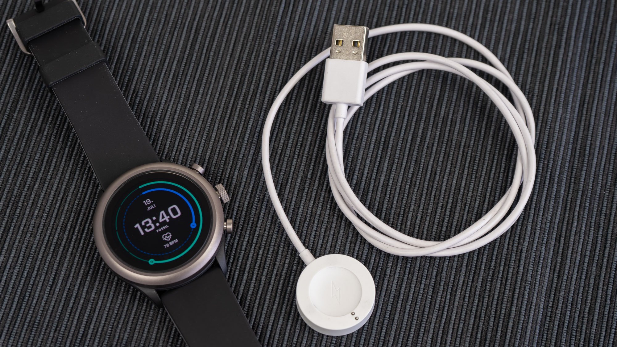 Die Smartwatch wird mit einem magnetischen USB-Adapter geladen, leider ist jedoch kein Netzteil im Lieferumfang enthalten.