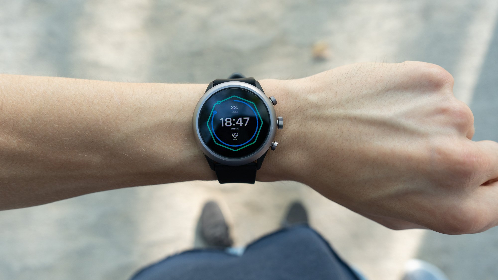 Die Smartwatch sitzt gut auf dem Arm und macht einen schicken Eindruck.