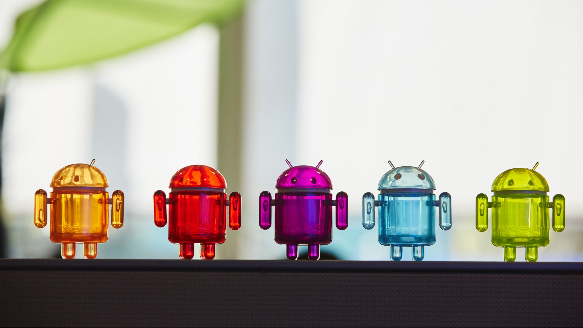 Android Figuren in verschiedenen Farben nebeneinander aufgereiht.