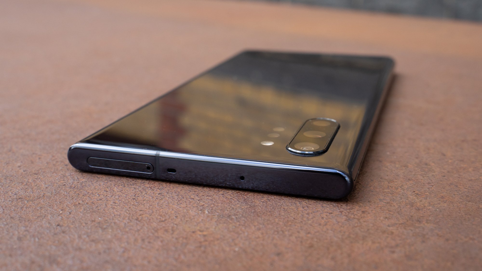 Auf der Oberseite des Samsung Galaxy Note 10+ ist der SIM-Kartenslot und ein kleiner Lautsprecher für den Stereo-Sound.