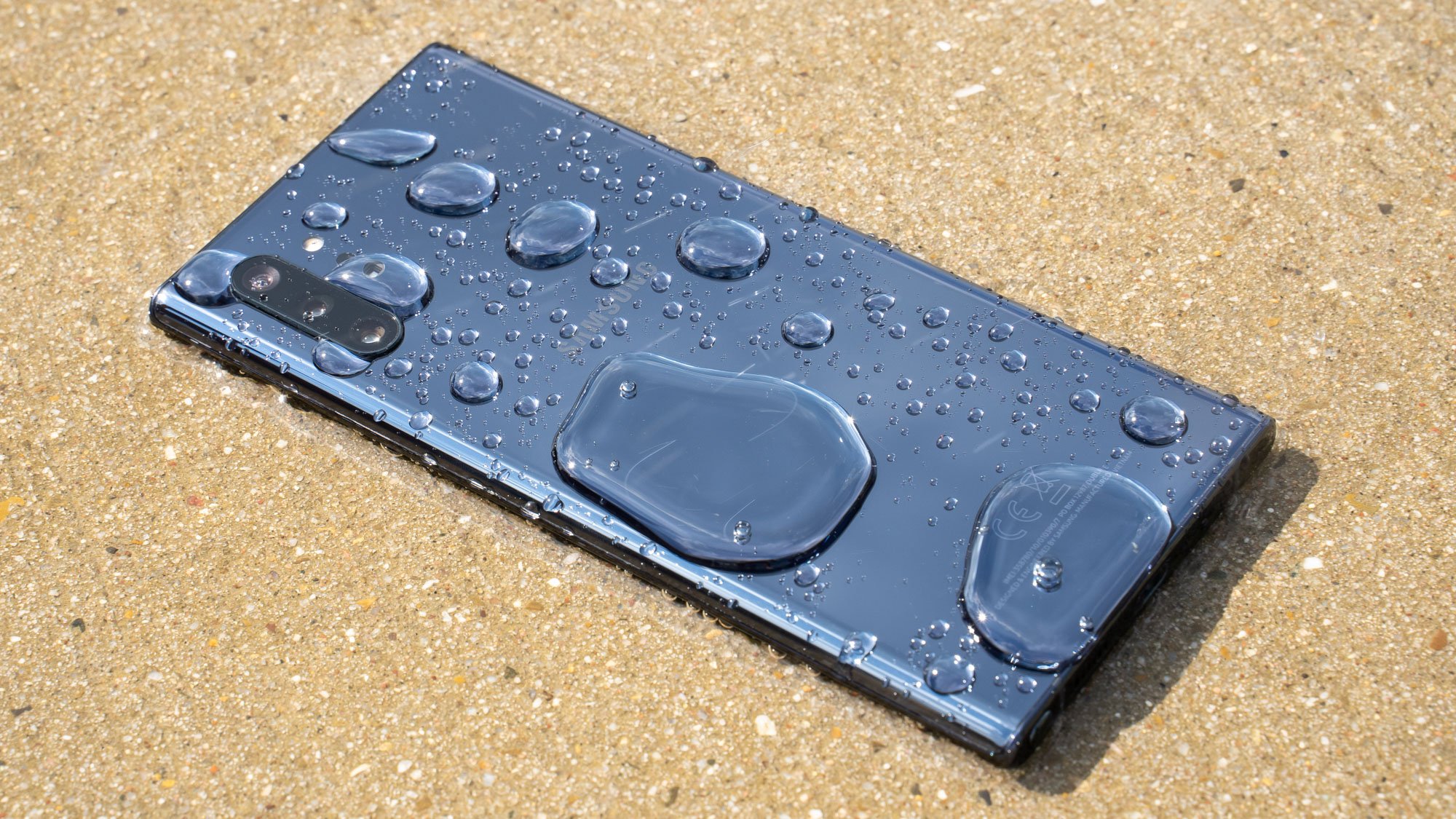 Natürlich ist das Galaxy Note 10+ auch wieder wasser- und staubdicht, ganz offiziell nach IP68 Zertifizierung.