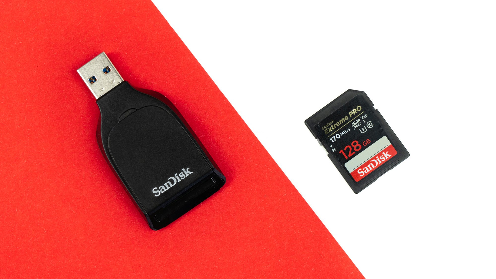 Der SanDisk UHS-I Card Reader und die Extreme Pro SDXC mit 128GB Kapazität.