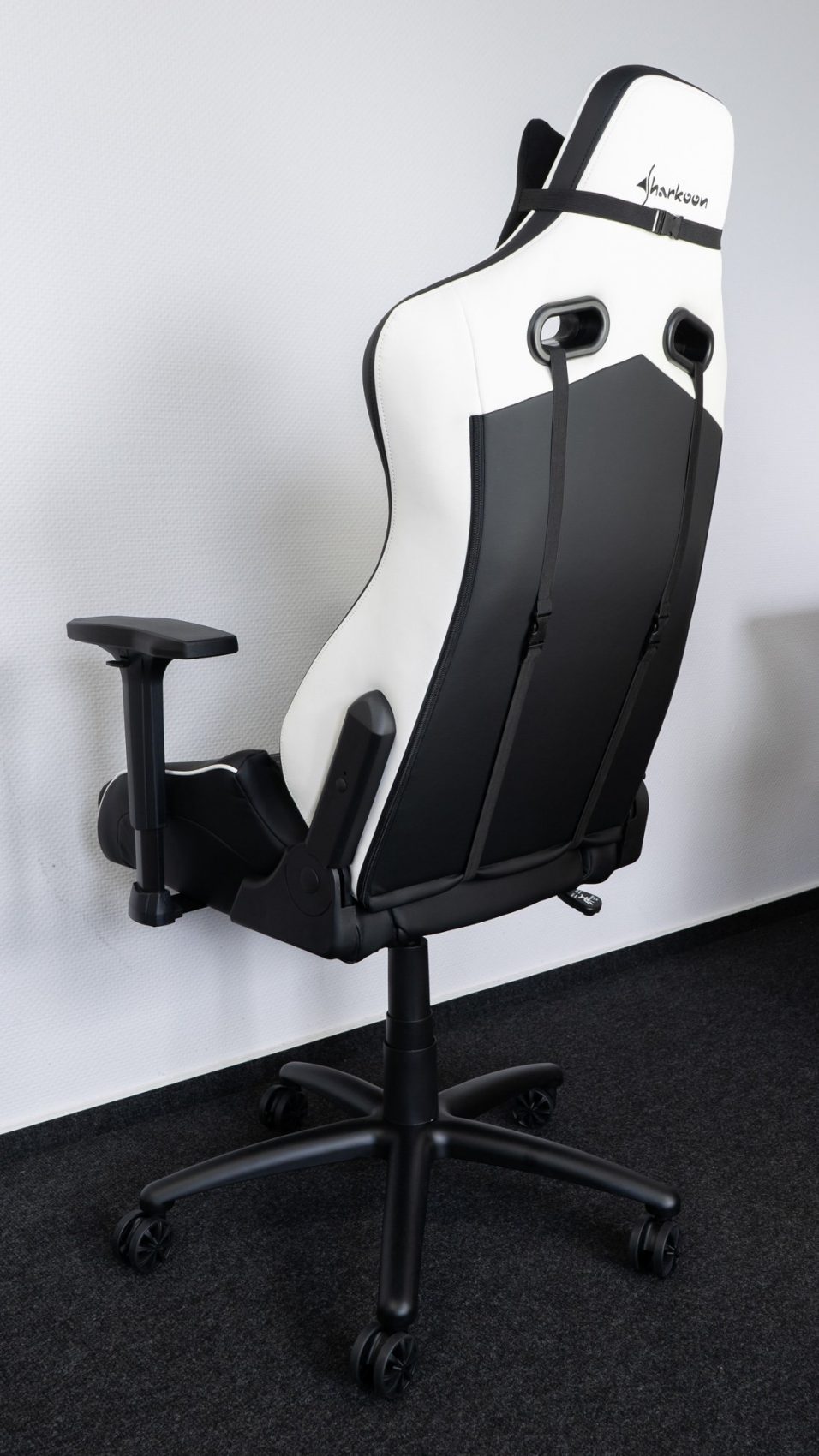 Der Sharkoon Elbrus 3 Gaming-Stuhl sticht besonders mit seinem sportlichen Design hervor.