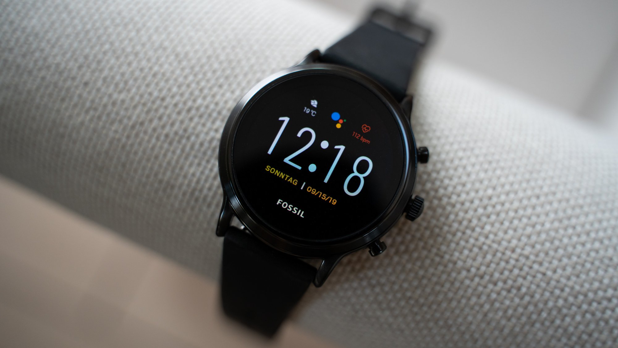 Auf der Oberseite der Smartwatch befindet sich ein rundes AMOLED, das besonders bei Watchfaces mit hohem Schwarzanteil schick aussieht.