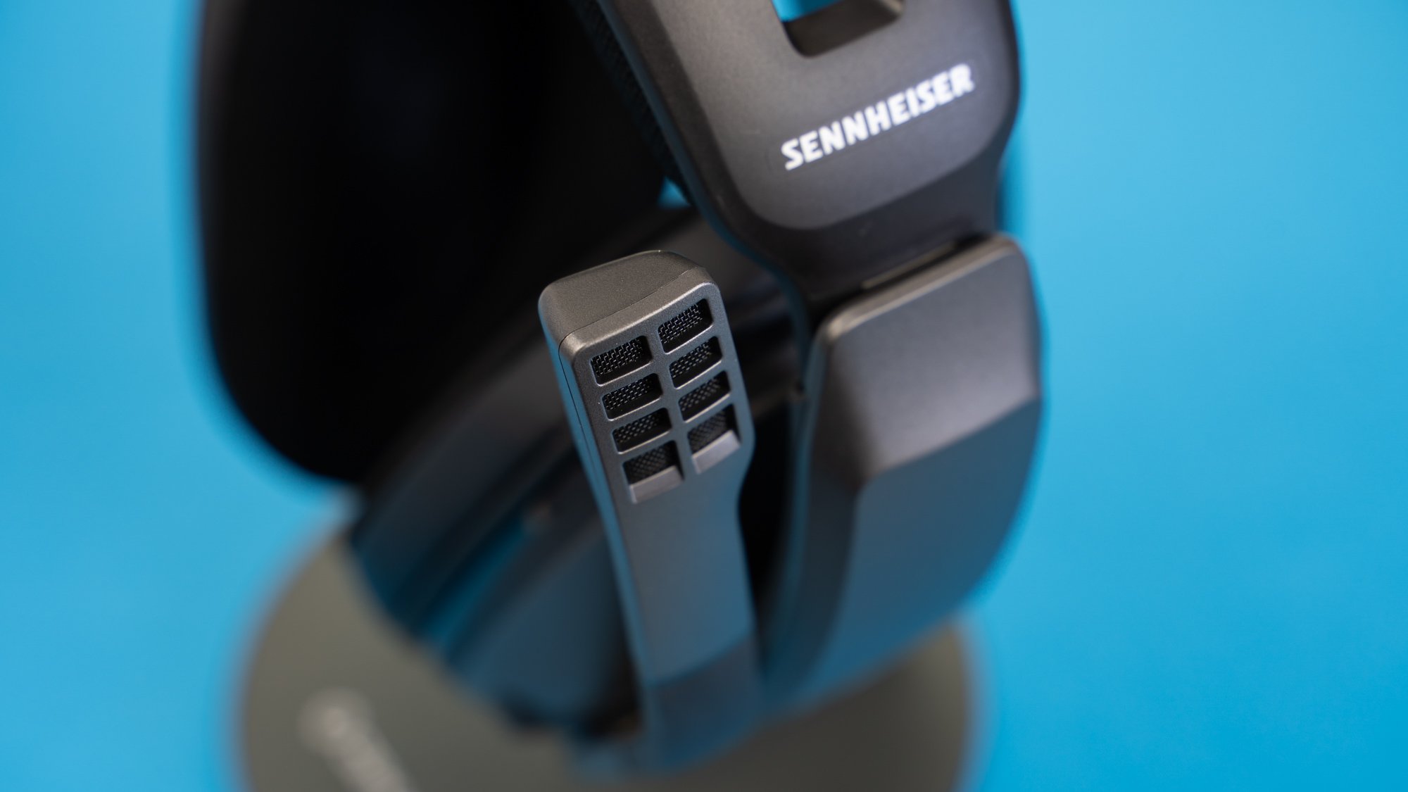 Das Sennheiser GSP 370 besitzt ein ausklappbares Mikrofon, das sich beim Hochklappen automatisch deaktiviert.