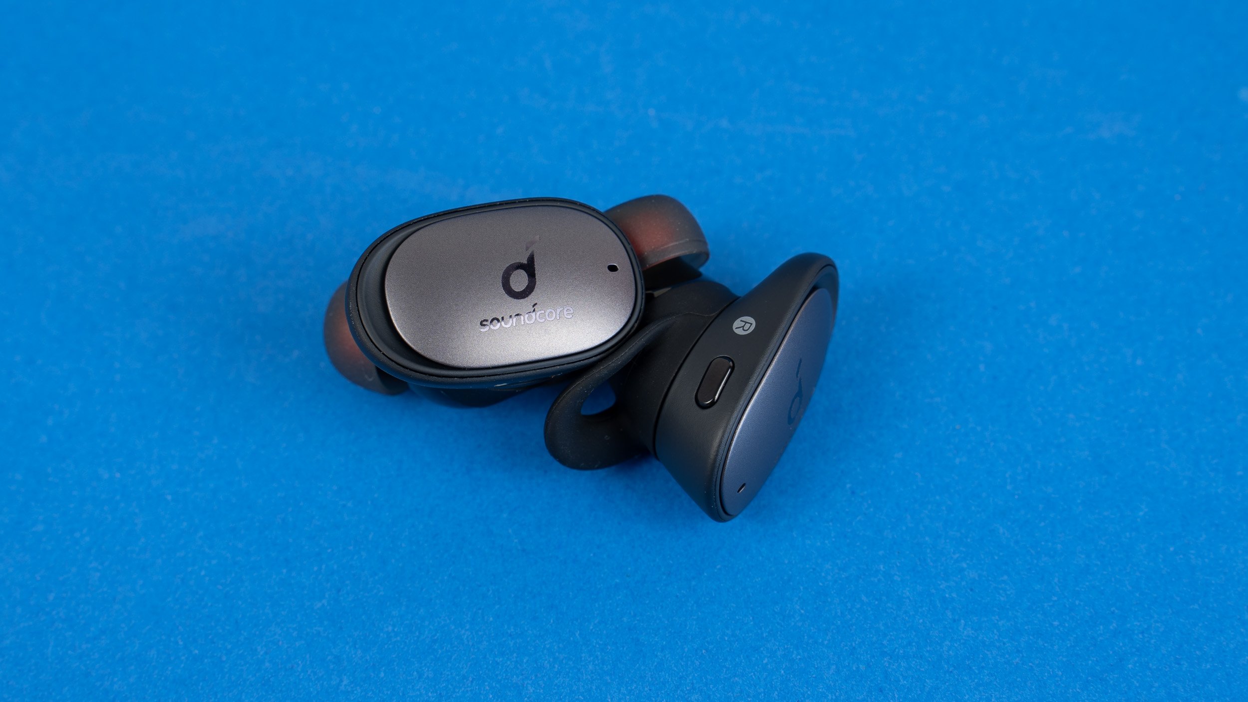 Die beiden Soundcore Liberty 2 Pro Earbuds sind nicht unbedingt die kompaktesten True Wireless In-Ears, bieten dafür allerdings auch ein einzigartiges Sound-Design.