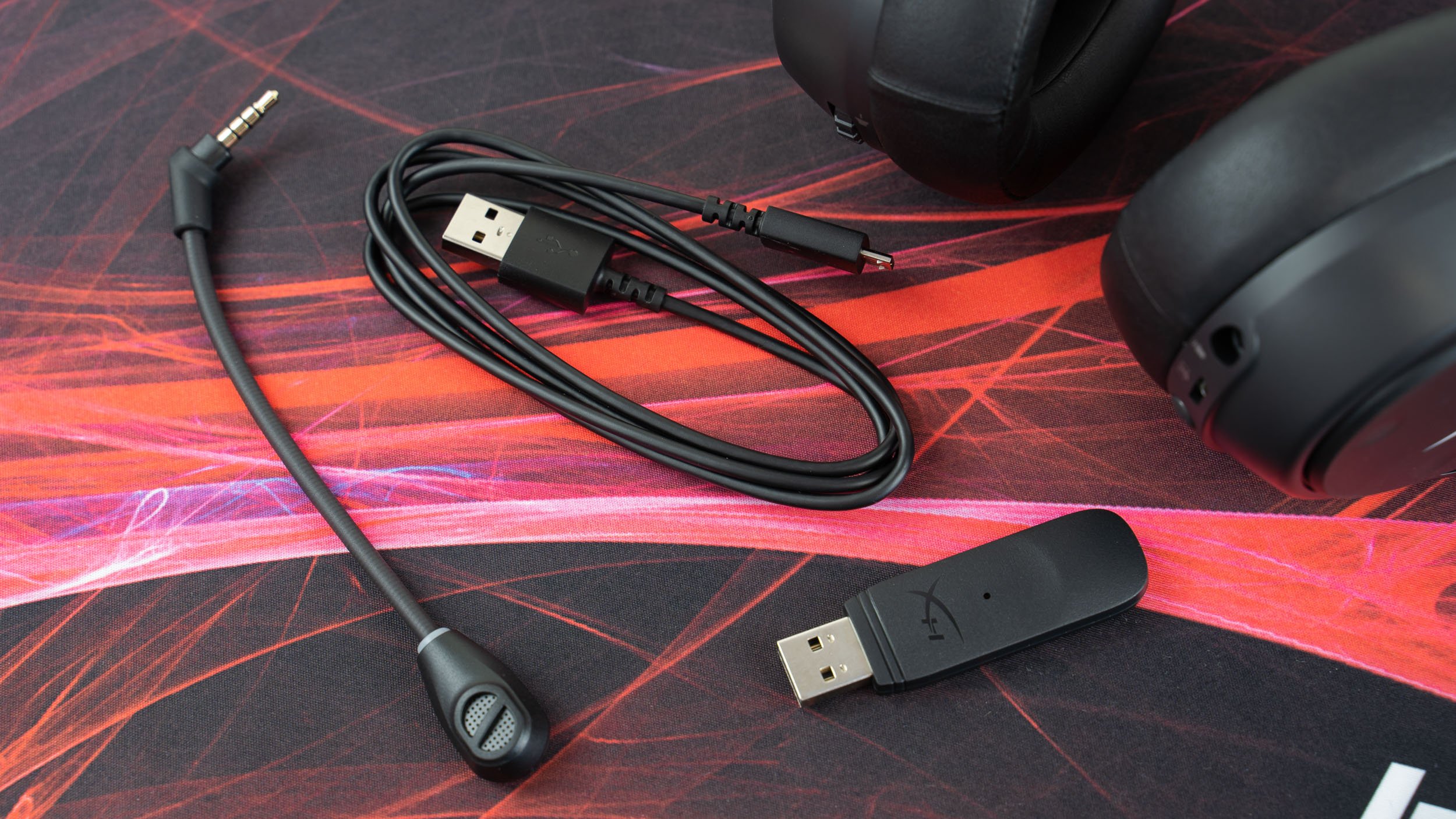 Das Gaming-Headset kann nur kabellos verbunden werden, das Micro-USB Kabel ist lediglich zum Laden nutzbar.