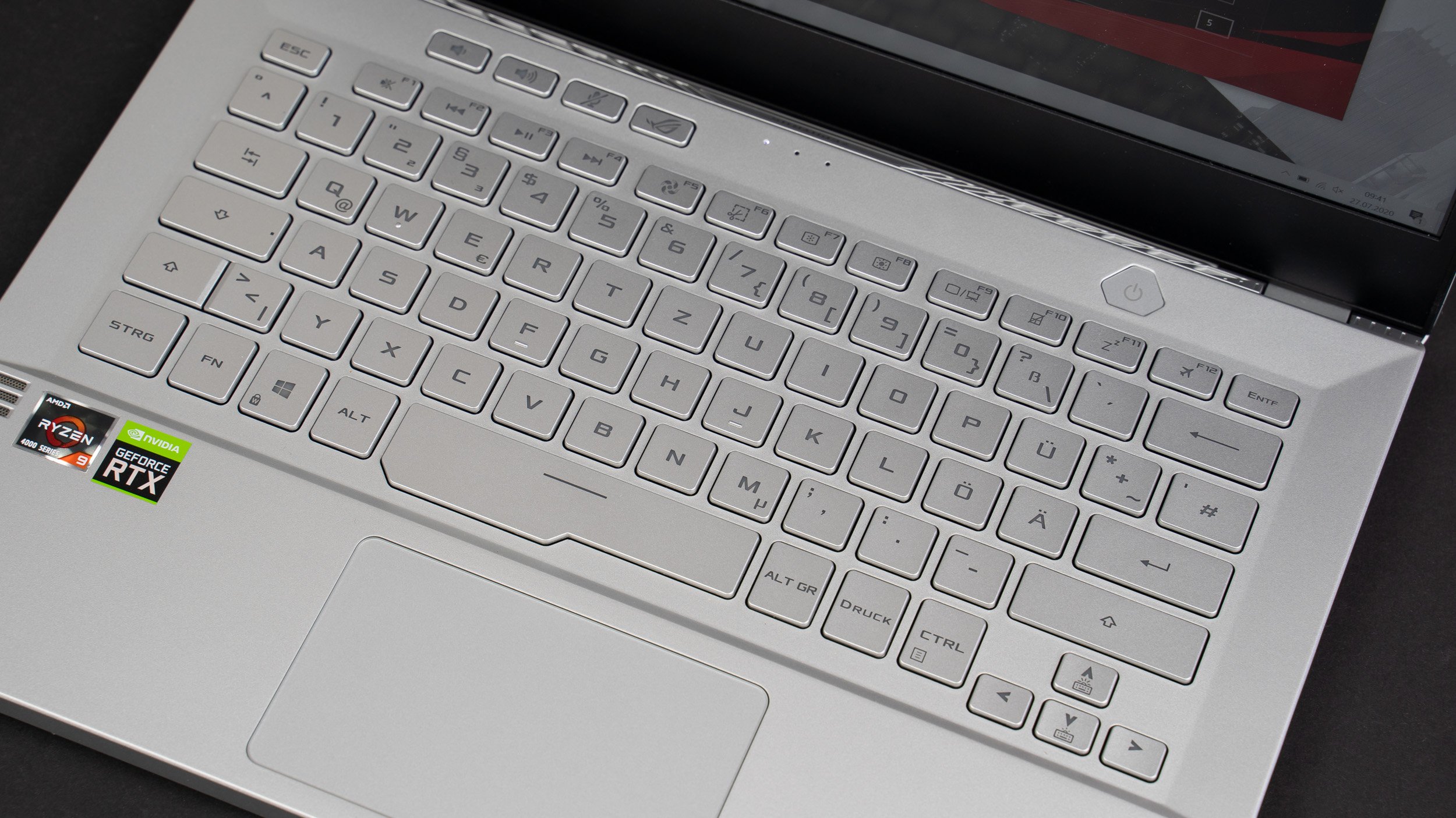 Silberne Tastatur mit weißer Hintergrundbeleuchtung.