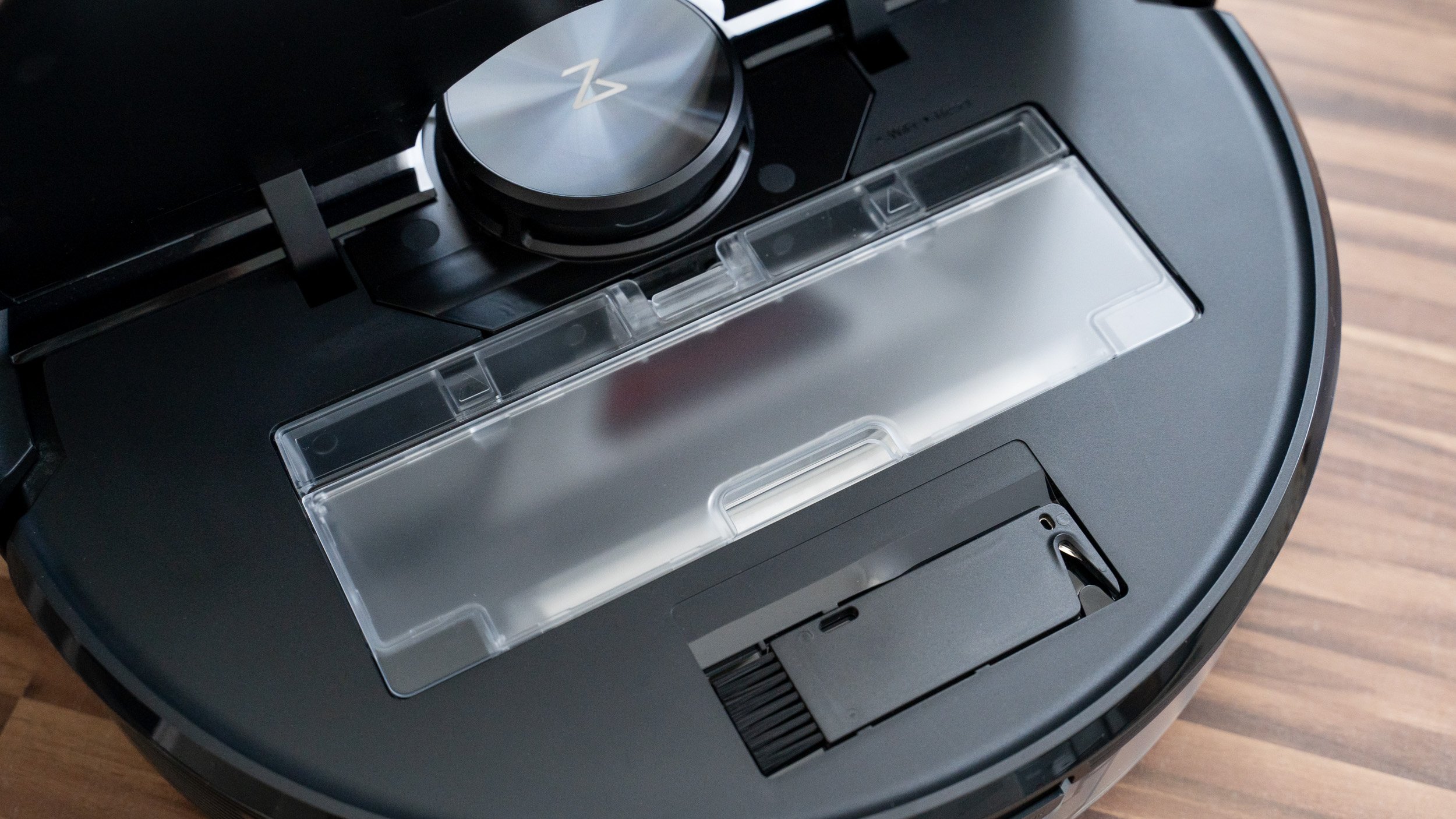 Der Staubbehälter im Roborock S6 MaxV lässt sich einfach entnehmen und reinigen.