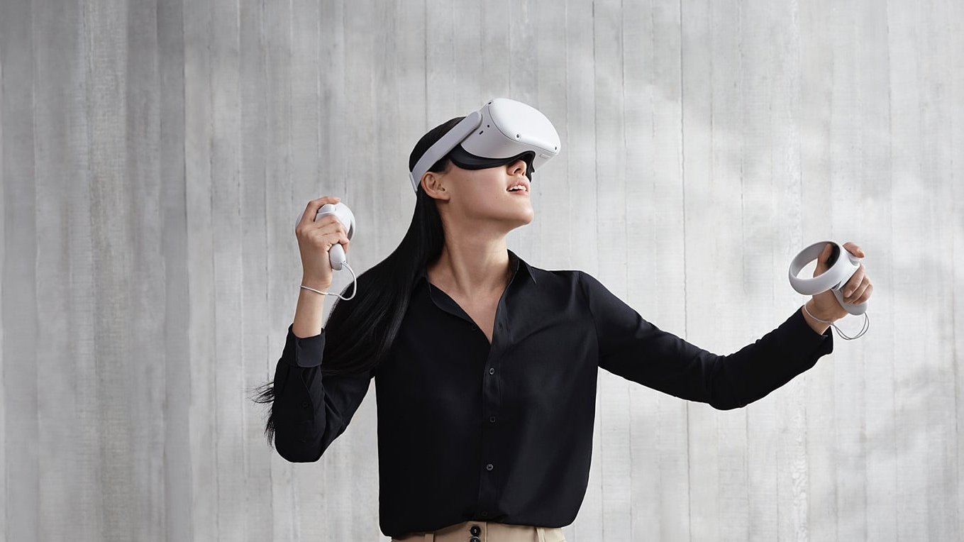 Oculus Quest 2 auf dem Kopf einer Frau