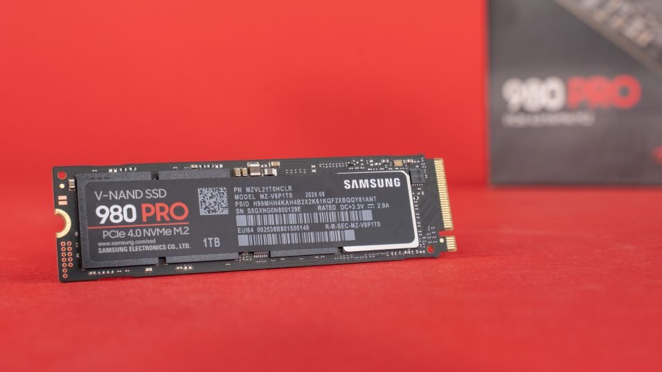 Samsung SSD 980 PRO mit Verpackung im Hintergrund