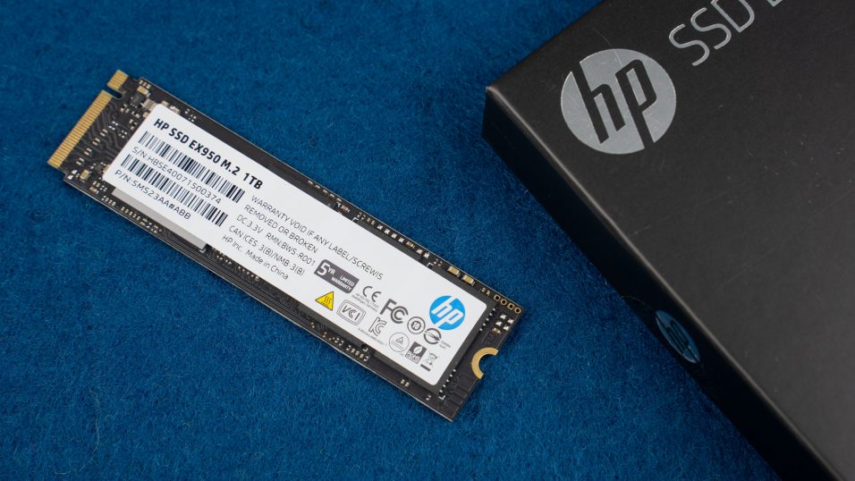 HP EX950 SSD neben der Verpackung