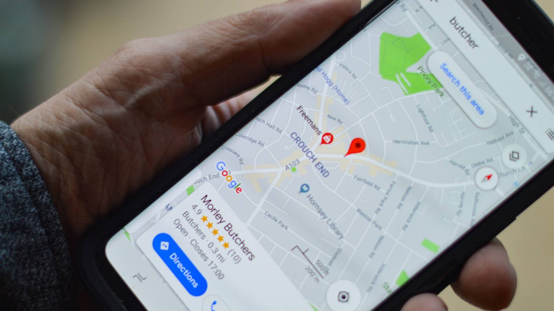 Google Maps App auf Android Smartphone in einer Hand