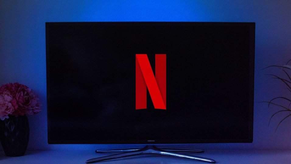 Netflix-Beitragsbild-Unsplash-blauer-Hintergrund