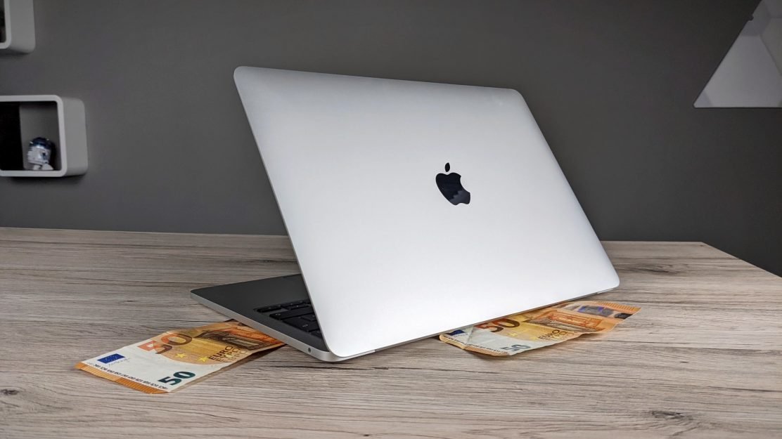 Ein MacBook Pro 13" 2020 mit Geldscheinen