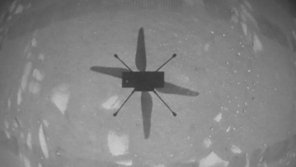 NASA Helikopter Ingenuity wirft Schatten auf Mars Oberfläche