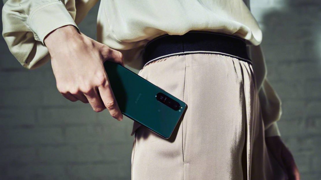 Frau zieht Sony Xperia 5 III in Grün aus der Hosentasche
