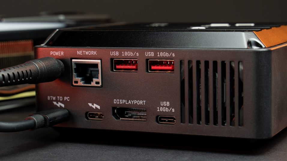 Die Rückseite des WD_Black D50 Game Dock mit USB, DisplayPort und Ethernet.