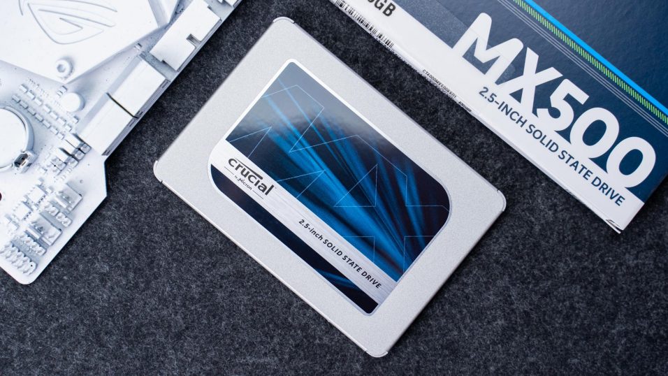 Crucial MX500 SSD mit Mainboard und Verpackung.