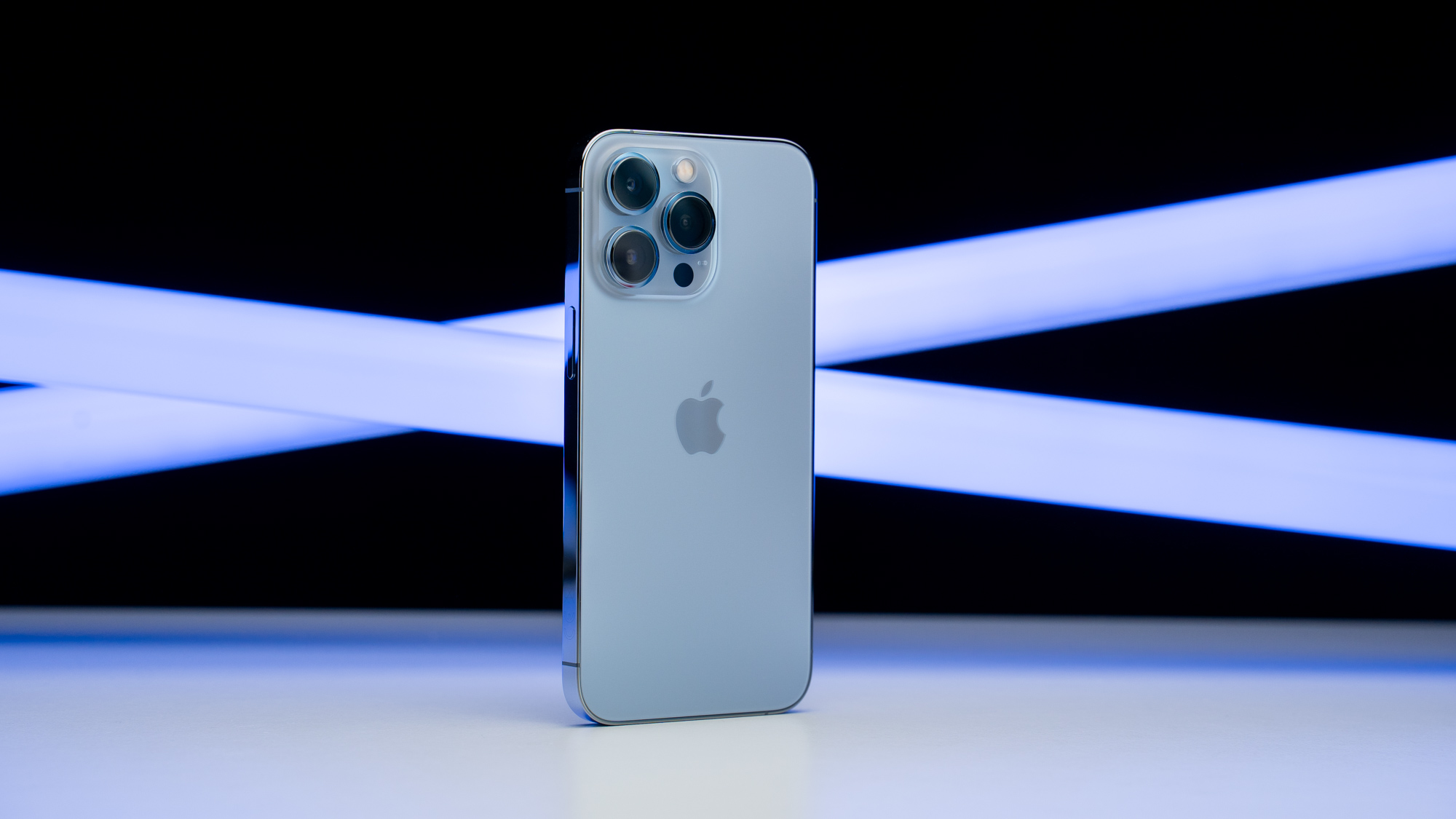 iPhone 13 Pro in Blau auf einem Tisch