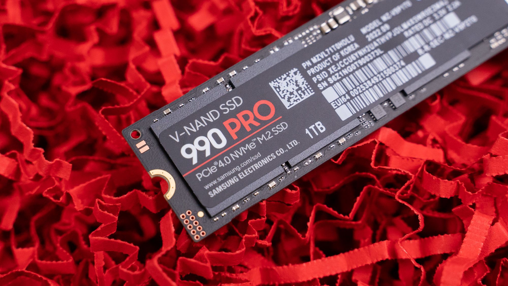 SSD 990 PRO auf rotem Papier