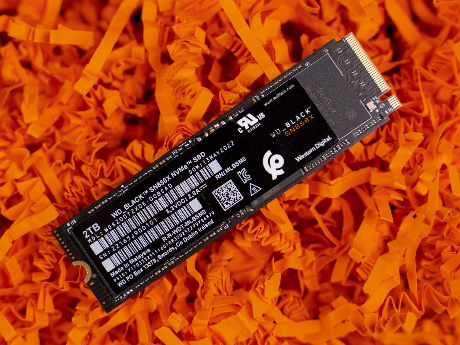 Die SN850X SSD auf orangem Papier