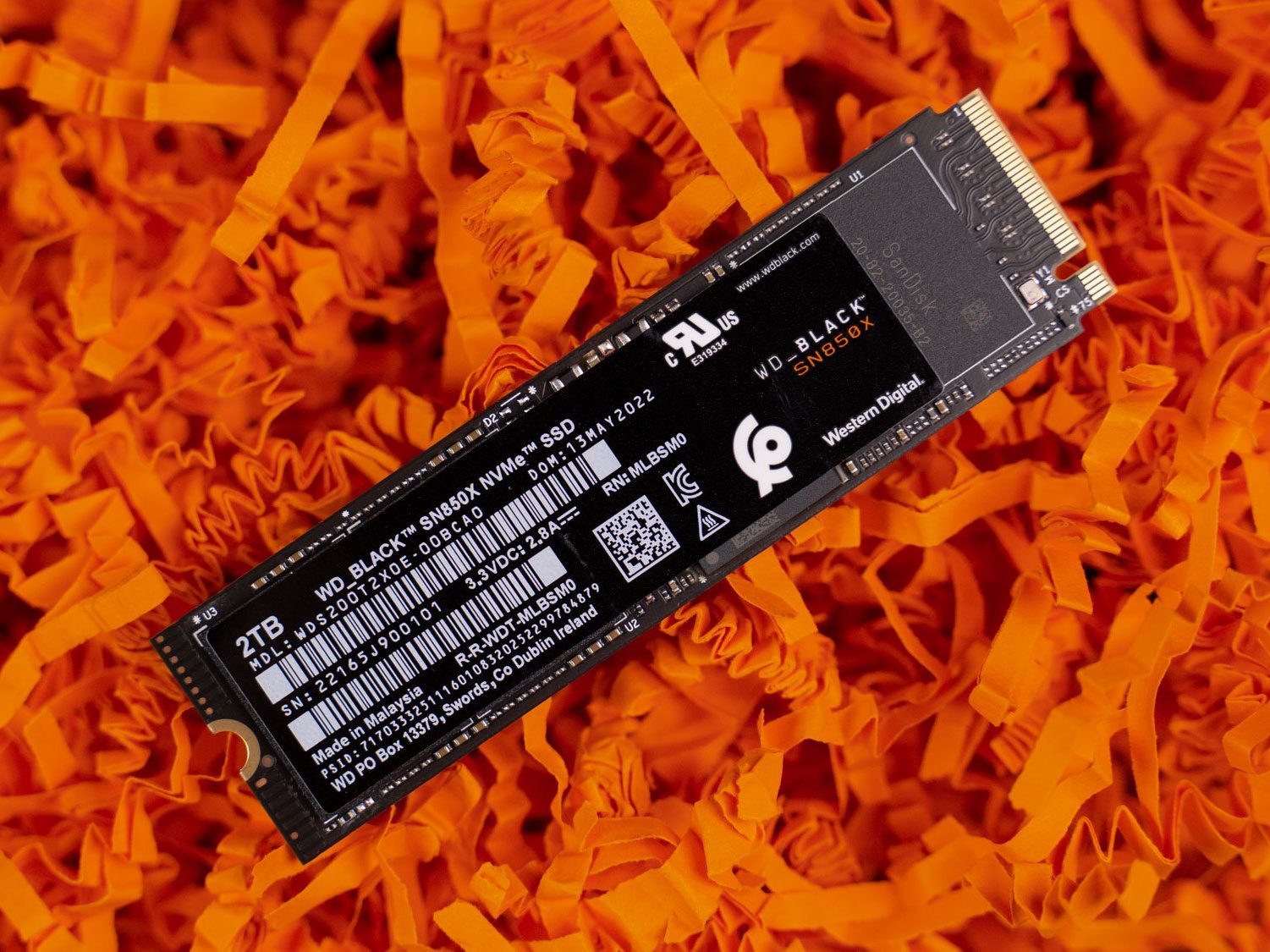 Die SN850X SSD auf orangem Papier
