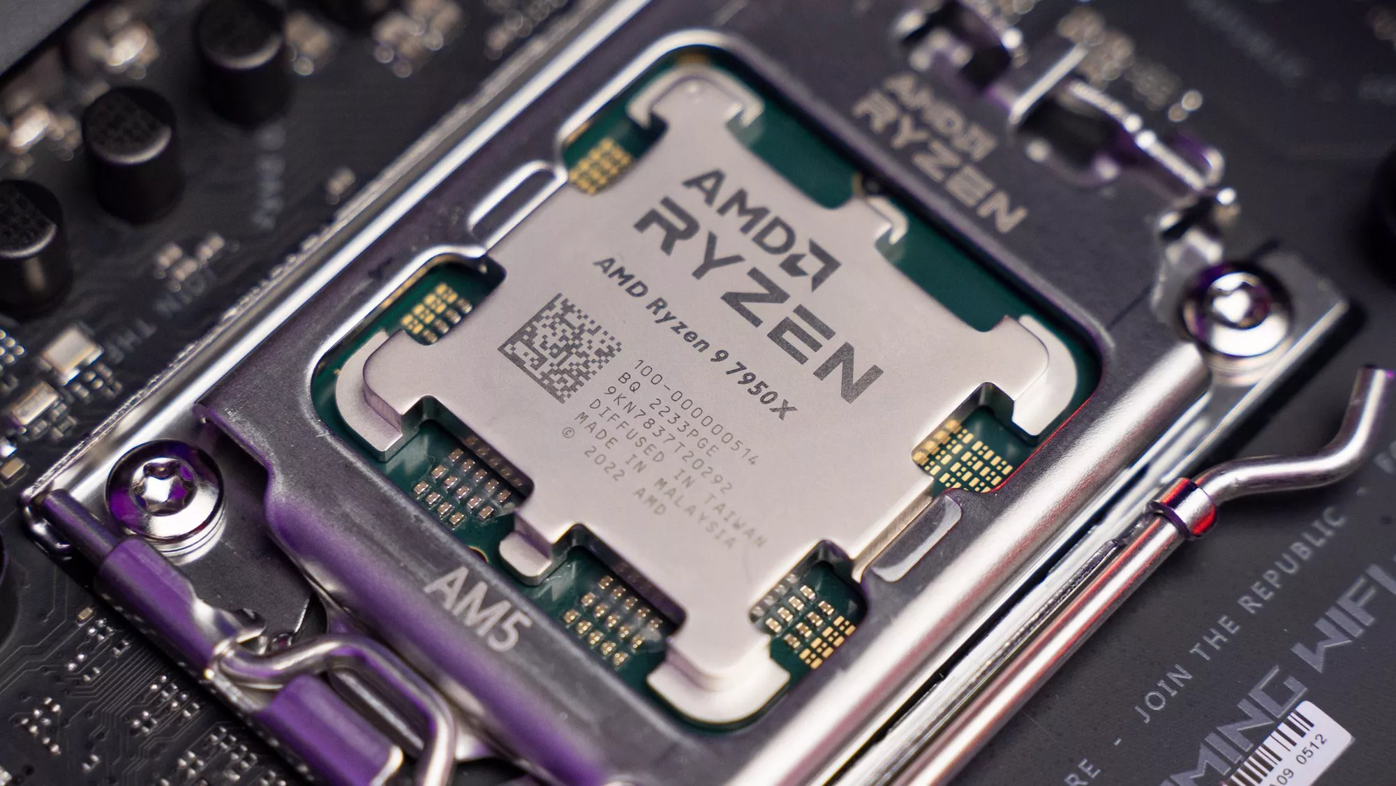 AMD Ryzen 9 7950X Prozessor im Sockel verbaut