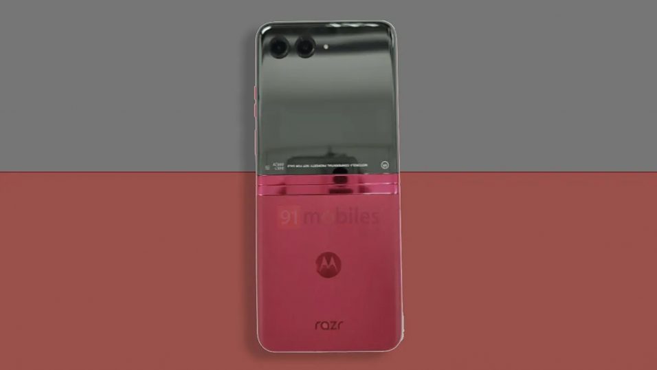 Foto der Rückseite eines mutmaßlichen Motorola Razr 2023 in Rot.