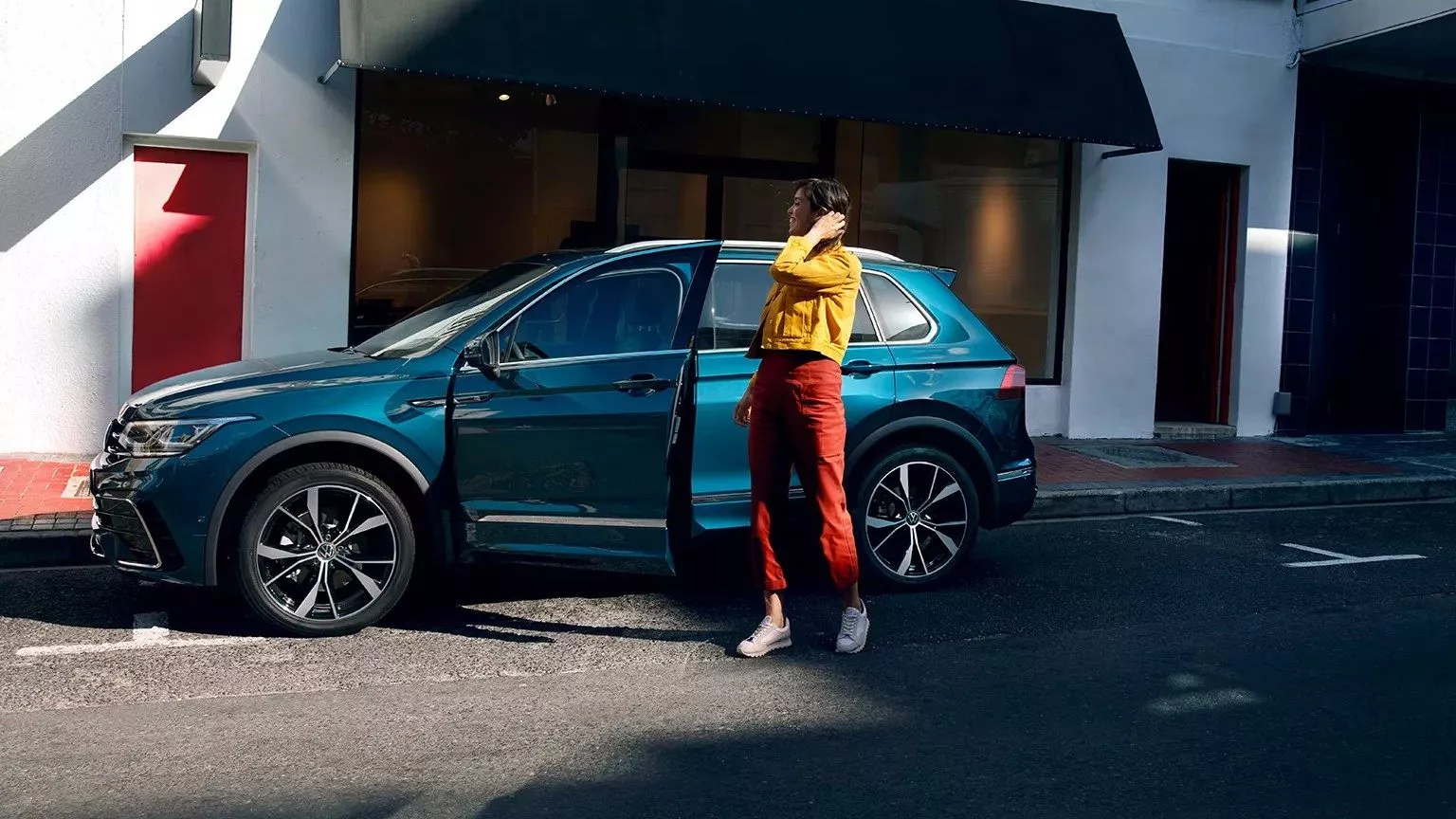 VW Tiguan (2022) vor Hausfront