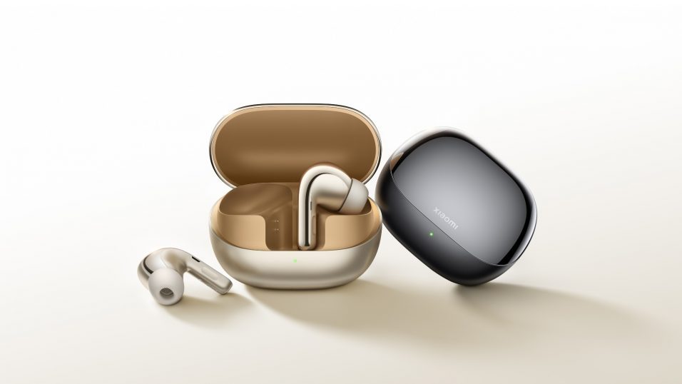 Kopfhöreretuis in Gold und Schwarz der Xiaomi Buds 4 Pro, eins geöffnet. Daneben ein In-Ear-Kopfhörer.