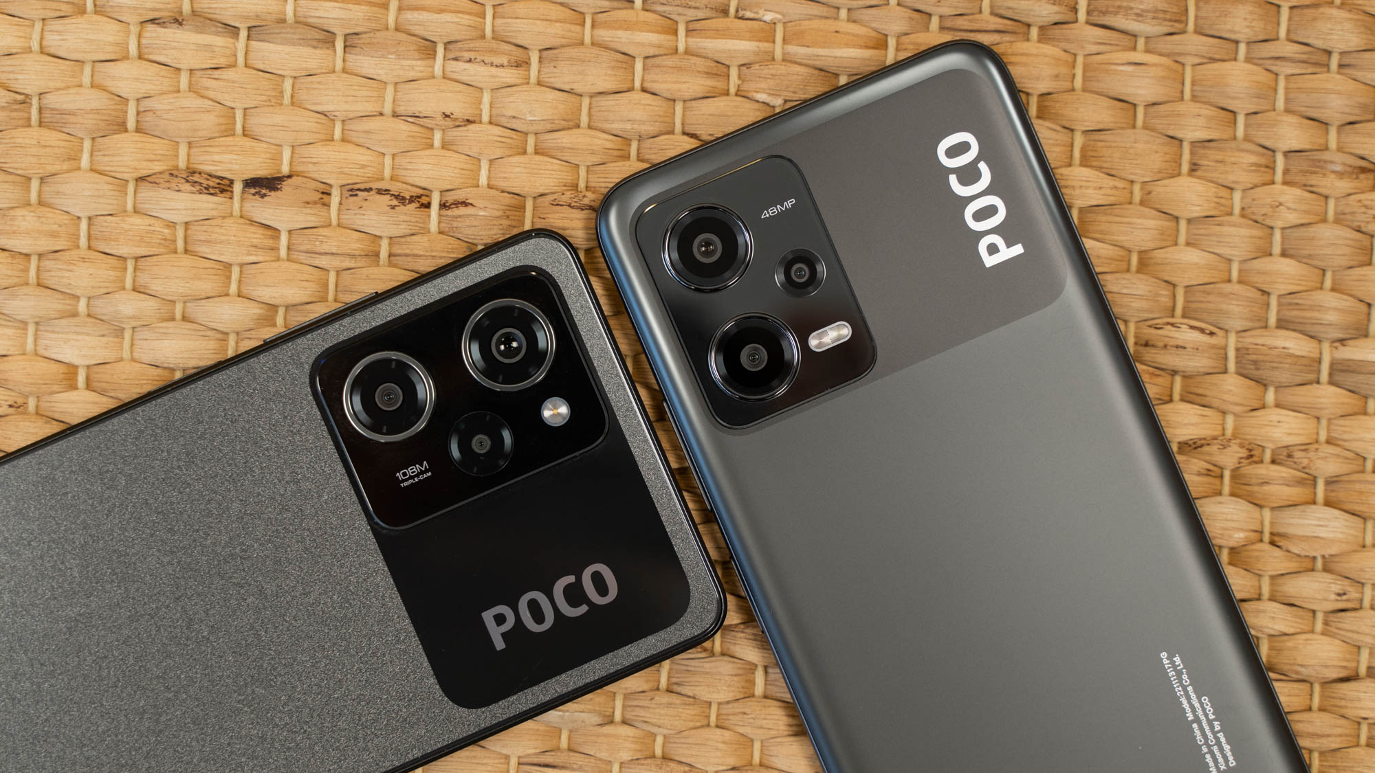 Poco X5 und Poco X5 Pro auf einem Tisch