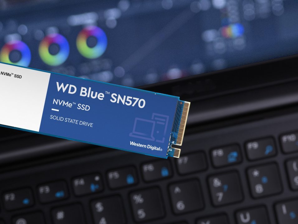 WD Blue SN570 SSD vor einem Notebook