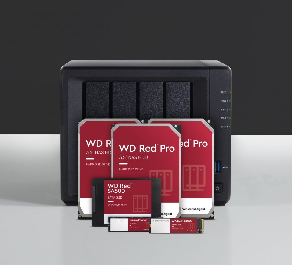 WD RED SN700 NAS SSD mit weiteren WD Red Produkten vor einem NAS