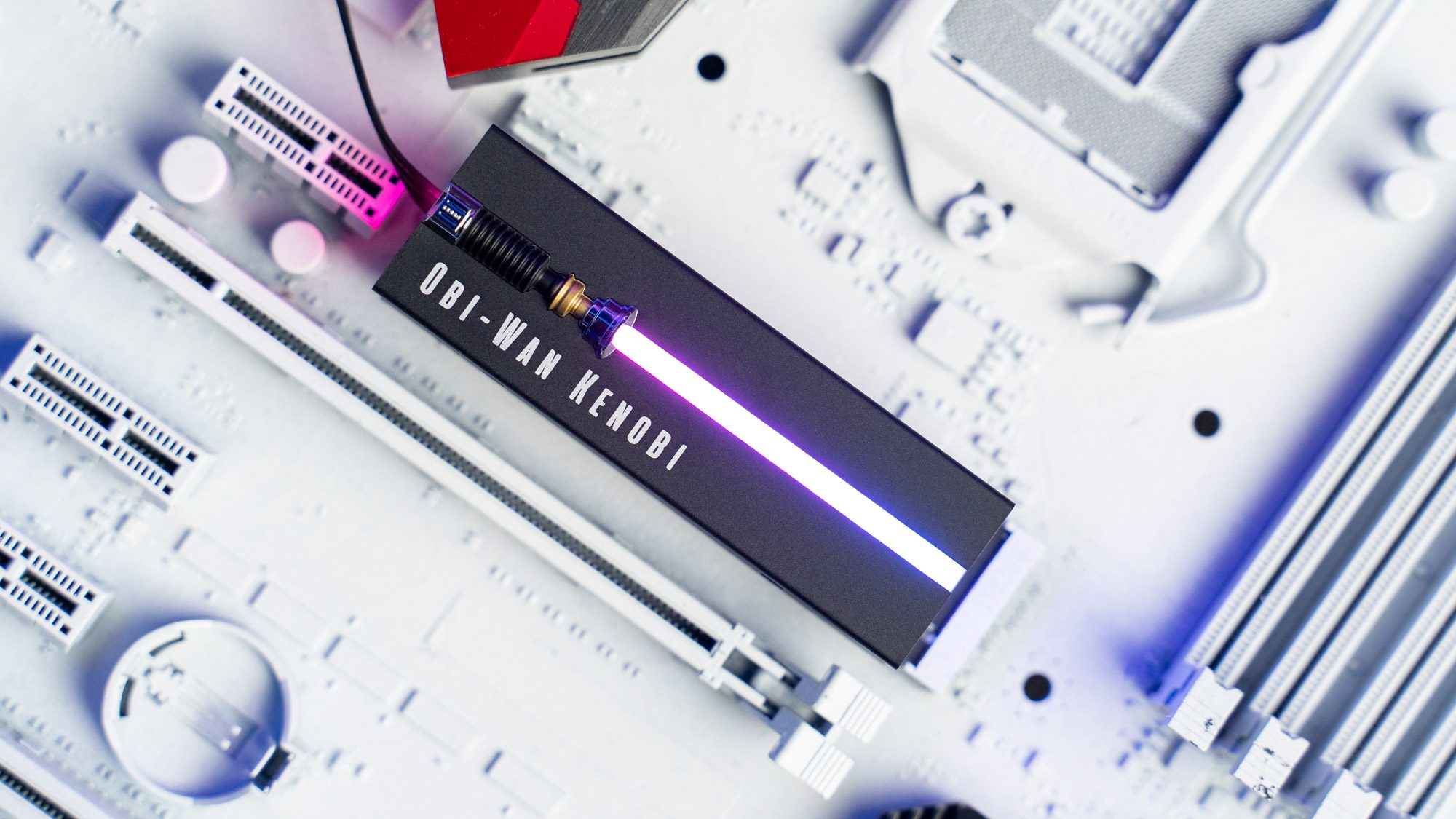 Lightsaber Collection Special Edition FireCuda SSD auf einem Mainboard montiert