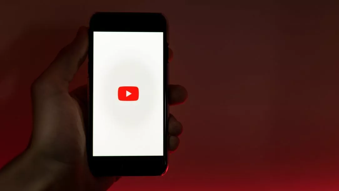 YouTube Logo auf einem Smartphone