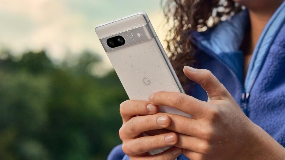 Google Pixel 7a in der Hand einer Person