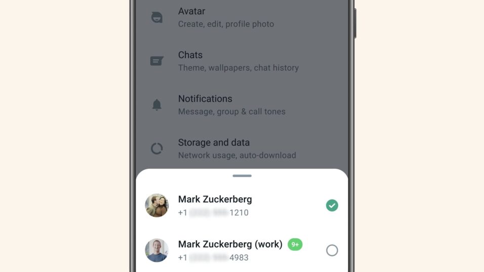 Smartphone mit WhatsApp. Menü zeigt Multi-Account-Funktion mit zwei Konten von Mark Zuckerberg.