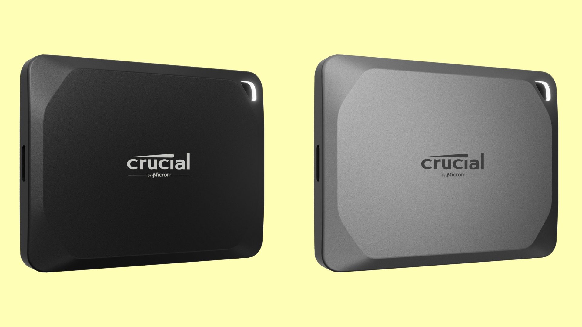 Crucial X10 Pro und Crucial X9 Pro nebeneinander vor gelbem Hintergrund.