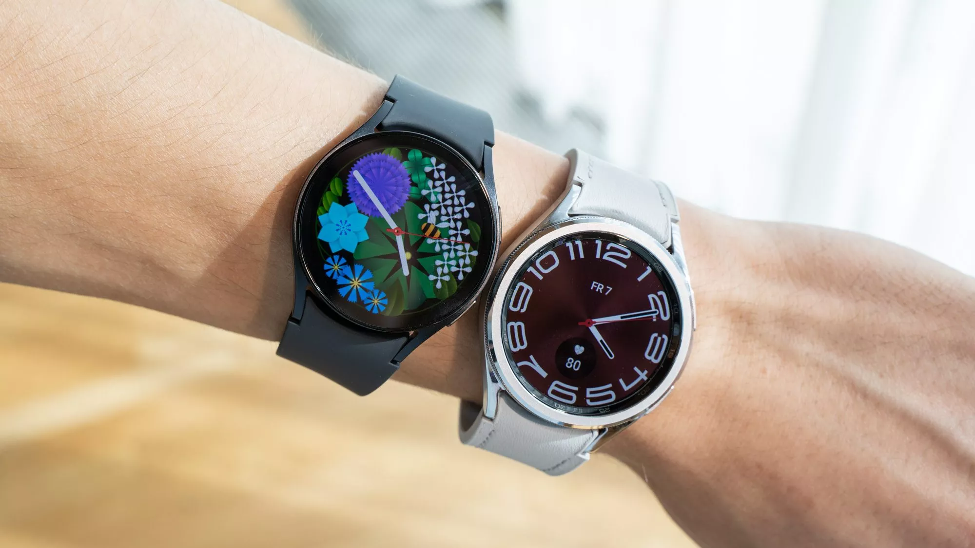 Samsung Galaxy Watch 6 und Watch 6 Classic an einem Arm.