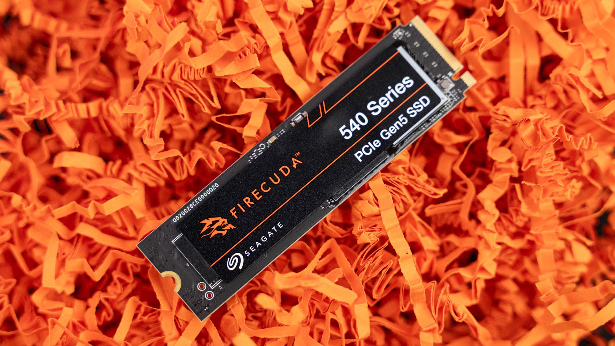 Seagate Firecuda 540 PCIe Gen5 SSD auf orangem Papier von vorne fotografiert