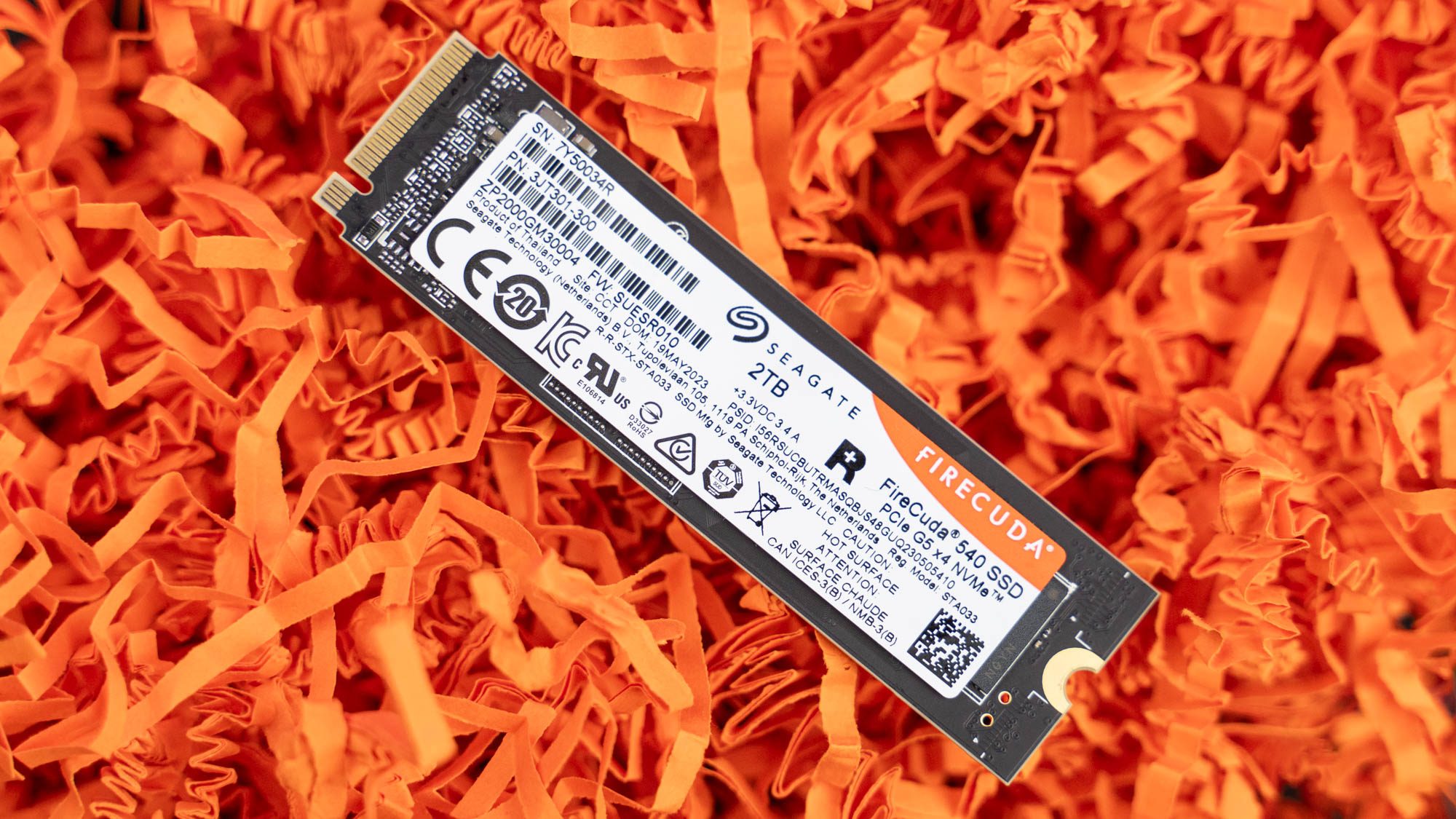 Seagate Firecuda 540 PCIe Gen5 SSD auf orangem Papier von hinten fotografiert