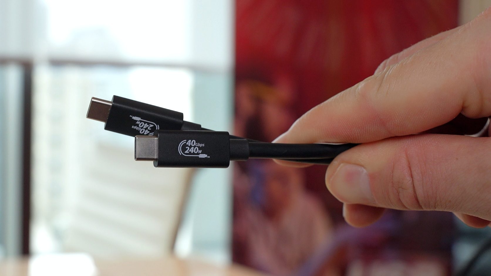 USB-C-Kabel mit Branding "240W" und "40 Gbps".