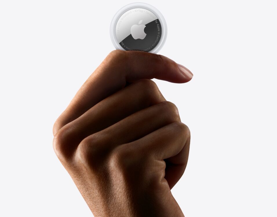 Apple AirTag in einer Hand