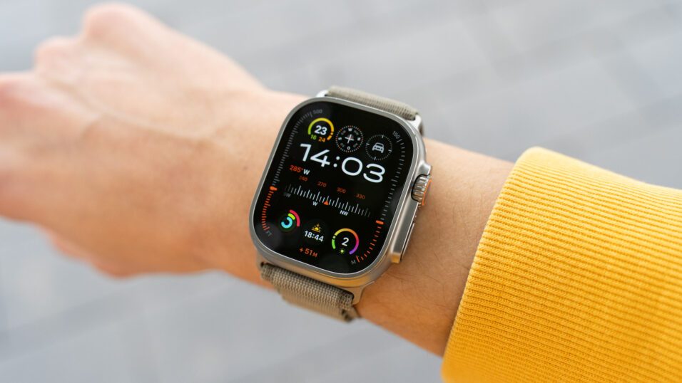 Apple Watch Ultra 2 am Handgelenk mit eingeschaltetem Display