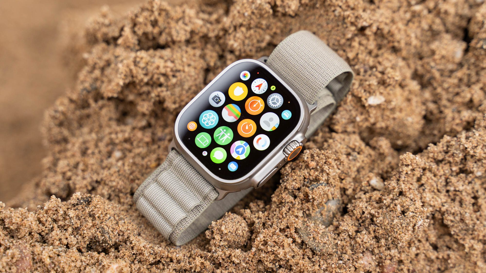 Apple Watch Ultra 2 in Sand mit geöffnetem App-Menü