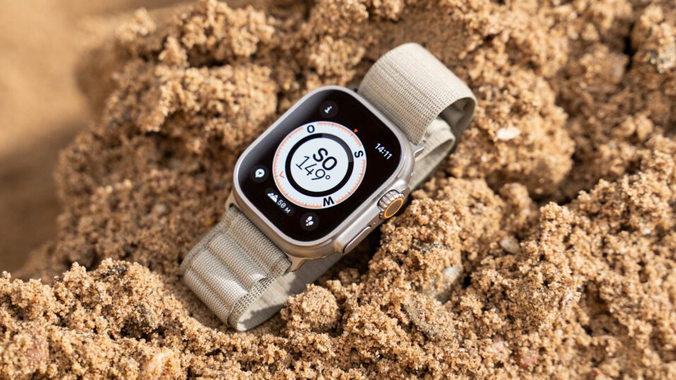Apple Watch Ultra 2 im Sand mit geöffneter Kompass-App